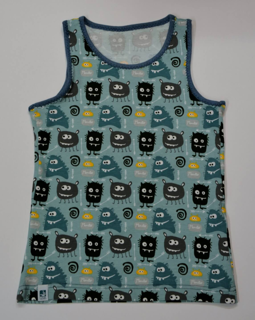Buntes Kinderoberteil mit fröhlichen Monster-Motiven auf hellblauem Hintergrund.