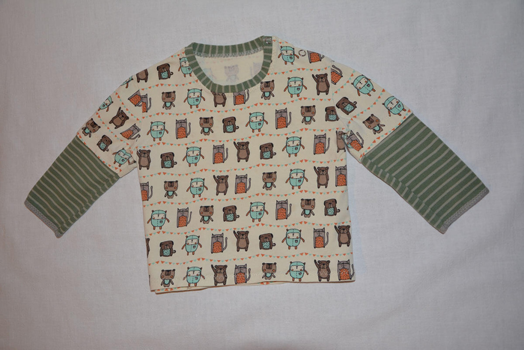 Kindershirt mit Tiermotiven und gestreiften Ärmeln, ideal für moderne Kinderbekleidung.