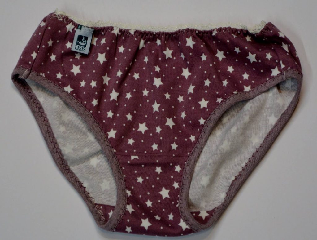 Rote Kinderunterhose mit weißen Sternen, elastischem Bund und LISIS-Label.